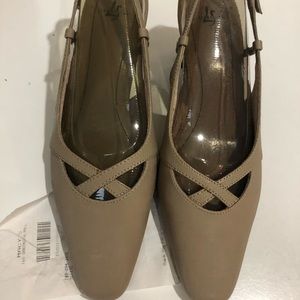 NWT-BRAND NEW in Box Life Stride Slingbacks